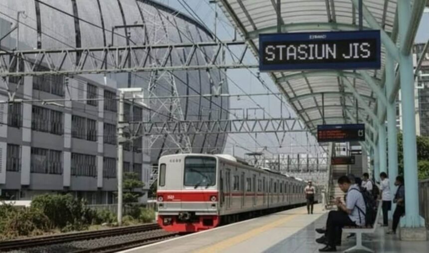 Stasiun KRL Jakarta International Stadium (JIS) dan JPO yang menghubungkan JIS dengan Ancol. Foto: Instagram @jakartastadium