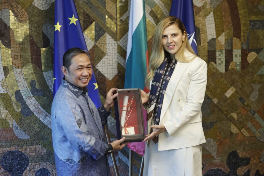 Wamenlu RI melakukan serangkaian pertemuan dengan Menteri Luar Negeri Bulgaria, Velislava Petrova. Foto: Dok Kemenlu
