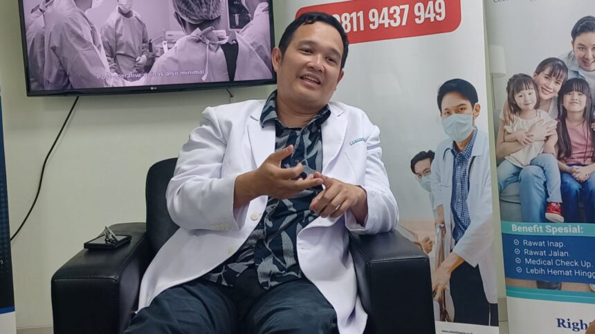 Dokter Spesialis Bedah Saraf Columbia Asia Hospital Pulomas, dr Dhira Atman. Foto: Joesvicar Iqbal/ipol.id