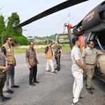 Sekretaris Utama BNPB, Rustian saat meninjau alutsista yang digunakan untuk operasi penanganan karhutla di Riau, Minggu (14/6/2026). Foto: Ist