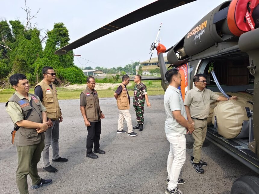 Sekretaris Utama BNPB, Rustian saat meninjau alutsista yang digunakan untuk operasi penanganan karhutla di Riau, Minggu (14/6/2026). Foto: Ist
