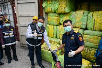 Menkeu saat sidak impor pakaian bekas ilegal. Foto: Dok Kemenkeu