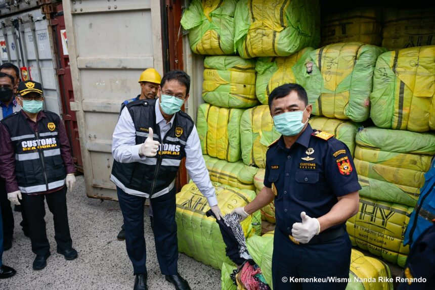 Menkeu saat sidak impor pakaian bekas ilegal. Foto: Dok Kemenkeu