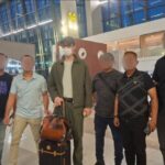 Buronan terdakwa Richard Arief Muljadi (ketiga dari kiri), saat diamankan oleh tim gabungan Kejaksaan RI di Bandara Internasional Soekarno-Hatta, Tangerang, Banten, pada Sabtu (20/6/2026). Foto: Puspenkum Kejagung