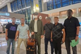 Buronan terdakwa Richard Arief Muljadi (ketiga dari kiri), saat diamankan oleh tim gabungan Kejaksaan RI di Bandara Internasional Soekarno-Hatta, Tangerang, Banten, pada Sabtu (20/6/2026). Foto: Puspenkum Kejagung