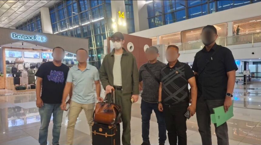 Buronan terdakwa Richard Arief Muljadi (ketiga dari kiri), saat diamankan oleh tim gabungan Kejaksaan RI di Bandara Internasional Soekarno-Hatta, Tangerang, Banten, pada Sabtu (20/6/2026). Foto: Puspenkum Kejagung