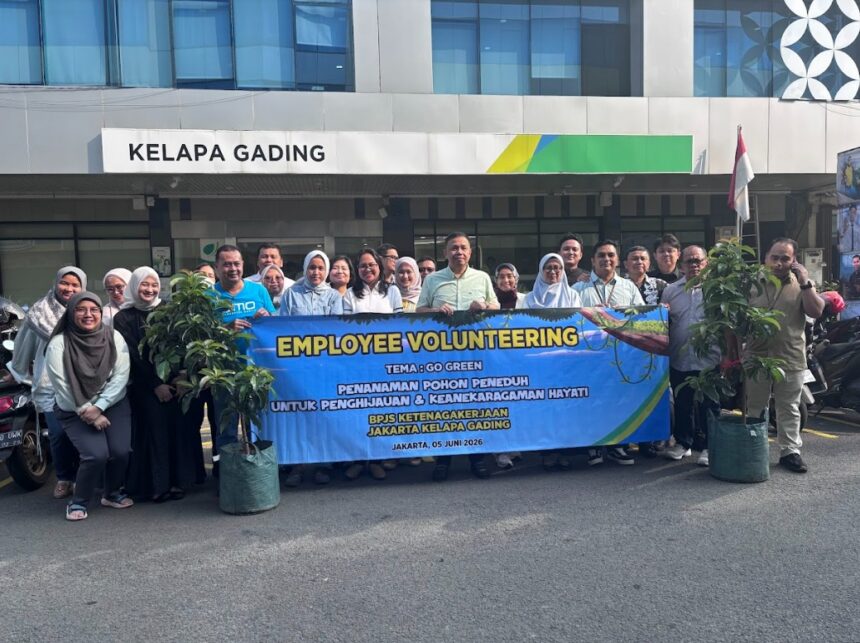Karyawan BPJS Ketenagakerjaan Kelapa Gading. Foto: Ist