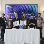 Sesi penandatangan kesepakatan kerja sama yang dilakukan oleh CEO NeutraDC Group Andreuw Th.A.F (ketiga dari kanan) dan Chairman & CEO Gorilla Technology Jay Chandan (ketiga dari kiri), disaksikan langsung oleh Komisaris NeutraDC Nxera Batam Cyndi Pei (kedua dari kanan), Group CTO Gorilla Technology Rajesh Natarajan (paling kiri), yang digelar di Bangkok, Thailand, pada bulan Mei 2026 lalu. Foto: Telkom Indonesia