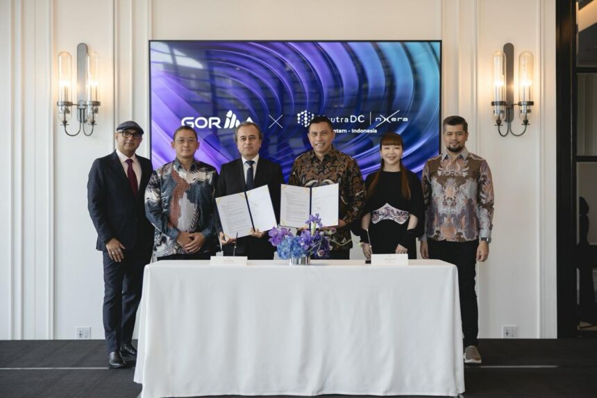 Sesi penandatangan kesepakatan kerja sama yang dilakukan oleh CEO NeutraDC Group Andreuw Th.A.F (ketiga dari kanan) dan Chairman & CEO Gorilla Technology Jay Chandan (ketiga dari kiri), disaksikan langsung oleh Komisaris NeutraDC Nxera Batam Cyndi Pei (kedua dari kanan), Group CTO Gorilla Technology Rajesh Natarajan (paling kiri), yang digelar di Bangkok, Thailand, pada bulan Mei 2026 lalu. Foto: Telkom Indonesia