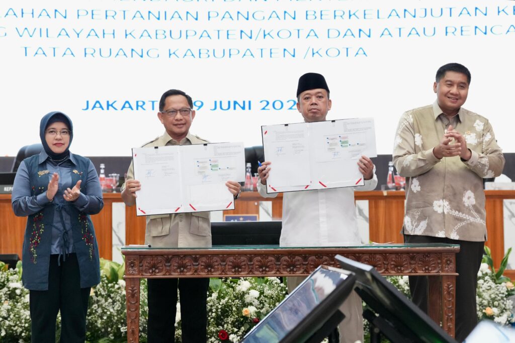 SEB Mendagri dan Menteri ATR/Kepala BPN Jadi Pedoman Pelindungan Lahan Pertanian Pangan Berkelanjutan 2 4af9f959 f06a 49aa aafa 9879979d4199
