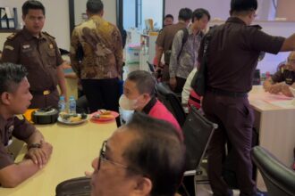 Sejumlah tersangka kasus dugaan korupsi ekspor produk hasil olahan kelapa sawit atau Crude Palm Oil (CPO) dan produk turunannya periode 2022 hingga 2024, saat pemeriksaan oleh petugas Kejaksaan Negeri Jakarta Timur, Senin (8/6/2026). Foto: Ist