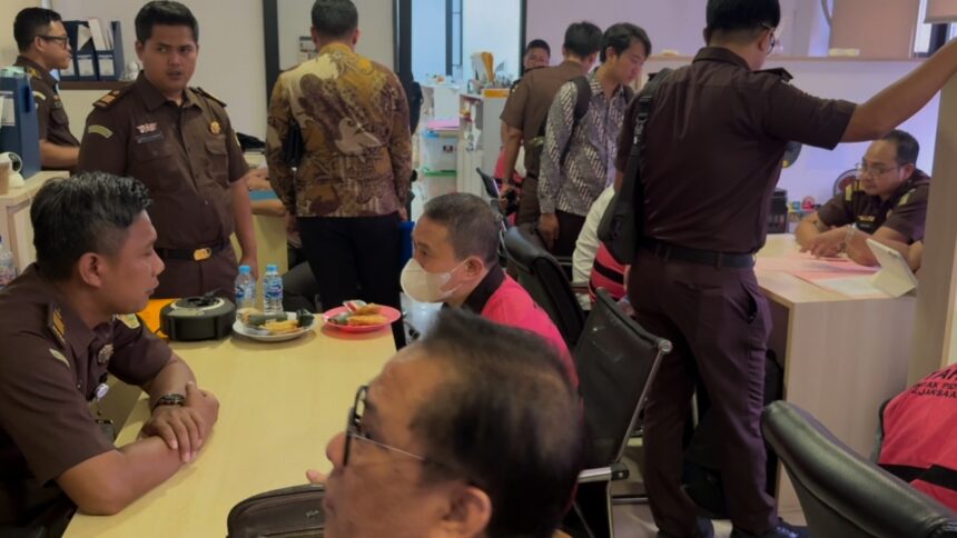 Sejumlah tersangka kasus dugaan korupsi ekspor produk hasil olahan kelapa sawit atau Crude Palm Oil (CPO) dan produk turunannya periode 2022 hingga 2024, saat pemeriksaan oleh petugas Kejaksaan Negeri Jakarta Timur, Senin (8/6/2026). Foto: Ist