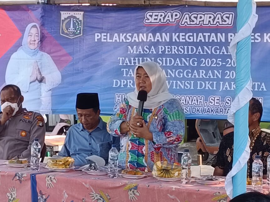 Anggota DPRD DKI Fraksi Demokrat, Neneng Hasanah saat reses di Pulau Seribu.