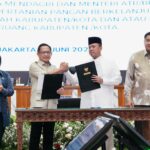 Mendagri Muhammad Tito Karnavian bersama Menteri ATR/BPN Nusron Wahid menandatangani Surat Edaran Bersama tentang Pengintegrasian Lahan Pertanian Pangan Berkelanjutan (LP2B) ke Dalam Rencana Tata Ruang Wilayah (RTRW) Kabupaten/Kota dan/atau Rencana Detail Tata Ruang (RDTR) Kabupaten/Kota. Foto: Kemendagri