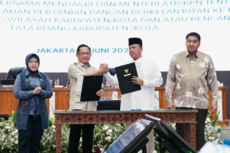 Mendagri Muhammad Tito Karnavian bersama Menteri ATR/BPN Nusron Wahid menandatangani Surat Edaran Bersama tentang Pengintegrasian Lahan Pertanian Pangan Berkelanjutan (LP2B) ke Dalam Rencana Tata Ruang Wilayah (RTRW) Kabupaten/Kota dan/atau Rencana Detail Tata Ruang (RDTR) Kabupaten/Kota. Foto: Kemendagri