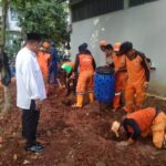 Camat Cipayung, Jakarta Timur, Diman, saat mengecek lubang biopori jumbo untuk pengelolaan sampah organik di SMKN 24 Jakarta, Rabu (17/6/2026). Foto: Ist
