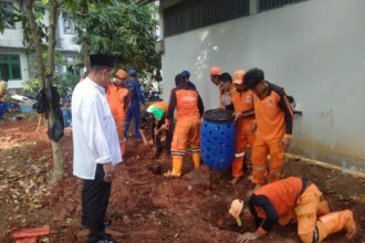 Camat Cipayung, Jakarta Timur, Diman, saat mengecek lubang biopori jumbo untuk pengelolaan sampah organik di SMKN 24 Jakarta, Rabu (17/6/2026). Foto: Ist