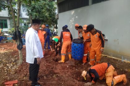 Camat Cipayung, Jakarta Timur, Diman, saat mengecek lubang biopori jumbo untuk pengelolaan sampah organik di SMKN 24 Jakarta, Rabu (17/6/2026). Foto: Ist