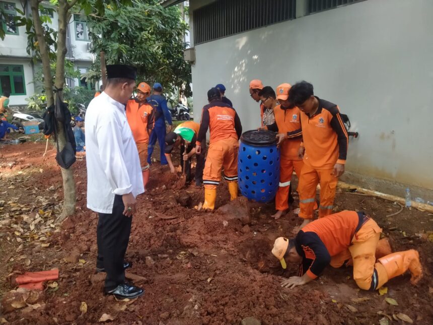 Camat Cipayung, Jakarta Timur, Diman, saat mengecek lubang biopori jumbo untuk pengelolaan sampah organik di SMKN 24 Jakarta, Rabu (17/6/2026). Foto: Ist