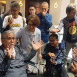 Slamet Rahardjo dan Widyawati bersama artis lain, Sarah Sechan, Kiki Narendra, Iyang Dharmawan, Febry Khey dan Annisa Kaila, dalam special screening film berjudul Cinta Lama Babak Kedua (CLBK) di Blok M Plaza, Jakarta Selatan, Sabtu (20/6/2026). Foto: Joesvicar Iqbal/ipol.id