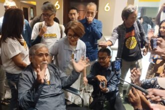 Slamet Rahardjo dan Widyawati bersama artis lain, Sarah Sechan, Kiki Narendra, Iyang Dharmawan, Febry Khey dan Annisa Kaila, dalam special screening film berjudul Cinta Lama Babak Kedua (CLBK) di Blok M Plaza, Jakarta Selatan, Sabtu (20/6/2026). Foto: Joesvicar Iqbal/ipol.id