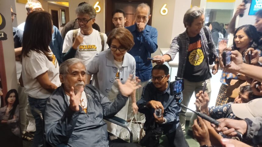 Slamet Rahardjo dan Widyawati bersama artis lain, Sarah Sechan, Kiki Narendra, Iyang Dharmawan, Febry Khey dan Annisa Kaila, dalam special screening film berjudul Cinta Lama Babak Kedua (CLBK) di Blok M Plaza, Jakarta Selatan, Sabtu (20/6/2026). Foto: Joesvicar Iqbal/ipol.id