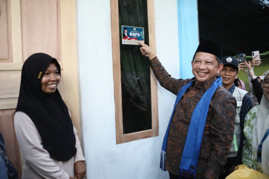 Mendagri Muhammad Tito Karnavian meninjau pelaksanaan program BSPS di Desa Pone, Kecamatan Limboto Barat, Kabupaten Gorontalo, Selasa (23/6/2026). Foto: Kemendagri