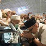 Menhaj Mochamad Irfan Yusuf melepas kepulangan perdana jemaah haji Indonesia di Bandara Internasional King Abdul Aziz, Jeddah, Minggu (31/5/2026).