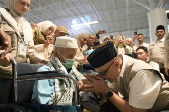 Menhaj Mochamad Irfan Yusuf melepas kepulangan perdana jemaah haji Indonesia di Bandara Internasional King Abdul Aziz, Jeddah, Minggu (31/5/2026).