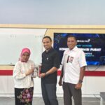 (Kiri ke kanan) Komisioner Bidang Sosialisasi, Edukasi, dan Komunikasi Publik Komisi Informasi Pusat RI, Samrotunnajah Ismail bersama Kepala SMK Telkom Purwokerto Aris Puji Santoso dan Wakil Direktur Bidang Sumber Daya, Marketing dan Admisi Telkom University Purwokerto Tata Sambada dalam kegiatan Edukasi Keterbukaan Informasi Publik di SMK Telkom Purwokerto, Jawa Tengah, Selasa (2/6). Foto: Telkom Indonesia