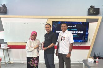 (Kiri ke kanan) Komisioner Bidang Sosialisasi, Edukasi, dan Komunikasi Publik Komisi Informasi Pusat RI, Samrotunnajah Ismail bersama Kepala SMK Telkom Purwokerto Aris Puji Santoso dan Wakil Direktur Bidang Sumber Daya, Marketing dan Admisi Telkom University Purwokerto Tata Sambada dalam kegiatan Edukasi Keterbukaan Informasi Publik di SMK Telkom Purwokerto, Jawa Tengah, Selasa (2/6). Foto: Telkom Indonesia