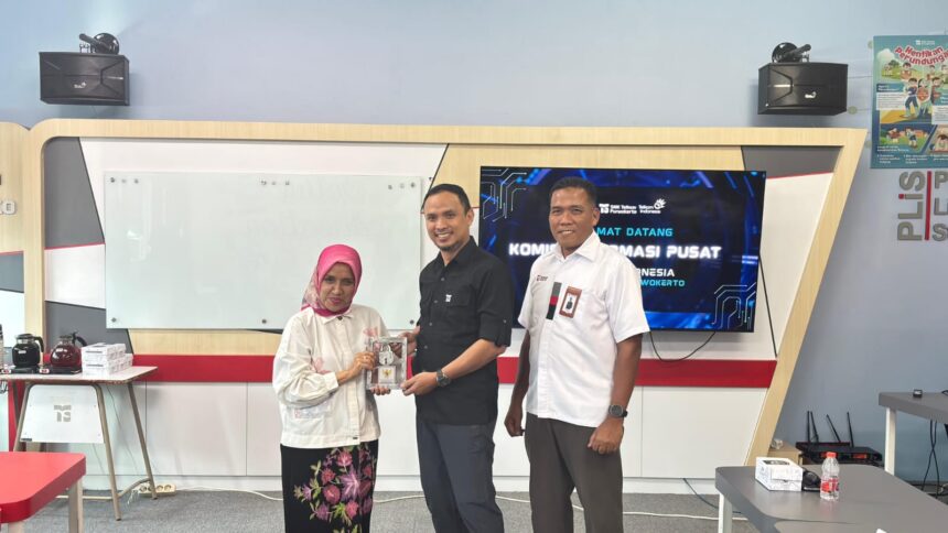 (Kiri ke kanan) Komisioner Bidang Sosialisasi, Edukasi, dan Komunikasi Publik Komisi Informasi Pusat RI, Samrotunnajah Ismail bersama Kepala SMK Telkom Purwokerto Aris Puji Santoso dan Wakil Direktur Bidang Sumber Daya, Marketing dan Admisi Telkom University Purwokerto Tata Sambada dalam kegiatan Edukasi Keterbukaan Informasi Publik di SMK Telkom Purwokerto, Jawa Tengah, Selasa (2/6). Foto: Telkom Indonesia