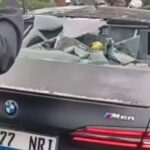 BMW i5 diamuk massa setelah diduga terlibat kecelakaan dengan pengendara motor di kawasan Meruya Selatan, Jakarta Barat. Foto: Tangkapan layar Instagram @warga.jakarta