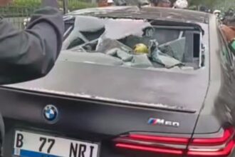 BMW i5 diamuk massa setelah diduga terlibat kecelakaan dengan pengendara motor di kawasan Meruya Selatan, Jakarta Barat. Foto: Tangkapan layar Instagram @warga.jakarta