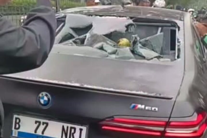 BMW i5 diamuk massa setelah diduga terlibat kecelakaan dengan pengendara motor di kawasan Meruya Selatan, Jakarta Barat. Foto: Tangkapan layar Instagram @warga.jakarta