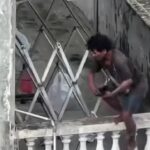 Pelaku pencurian terekam bergerak lincah layaknya atlet parkour, melompat dari atap ke atap dan berjalan di atas dinding rumah saat berusaha kabur usai kepergok warga. Foto: Tangkapan layar Instagram @tkpmedan