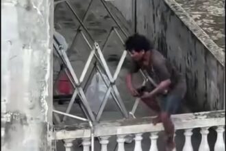 Pelaku pencurian terekam bergerak lincah layaknya atlet parkour, melompat dari atap ke atap dan berjalan di atas dinding rumah saat berusaha kabur usai kepergok warga. Foto: Tangkapan layar Instagram @tkpmedan