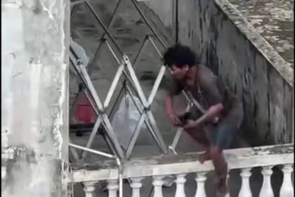 Pelaku pencurian terekam bergerak lincah layaknya atlet parkour, melompat dari atap ke atap dan berjalan di atas dinding rumah saat berusaha kabur usai kepergok warga. Foto: Tangkapan layar Instagram @tkpmedan