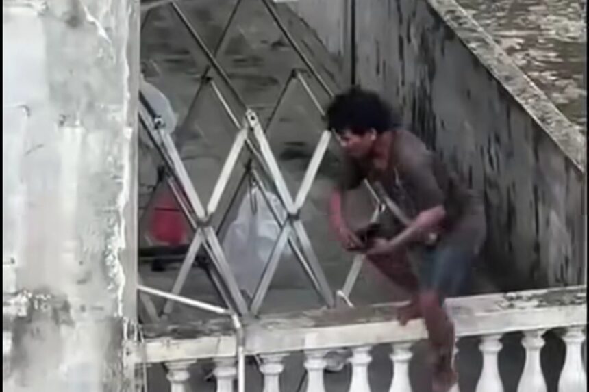 Pelaku pencurian terekam bergerak lincah layaknya atlet parkour, melompat dari atap ke atap dan berjalan di atas dinding rumah saat berusaha kabur usai kepergok warga. Foto: Tangkapan layar Instagram @tkpmedan