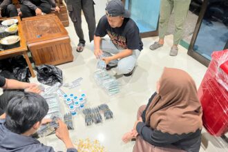 Subdit Gakkum Ditpolairud Polda Metro Jaya saat mengamankan pelaku pengedar obat keras beserta barang bukti sebanyak 23.284 butir obat keras ilegal di kios di kawasan Muara Baru, Penjaringan, Jakarta Utara, Minggu (7/6/2026). Foto: Ist