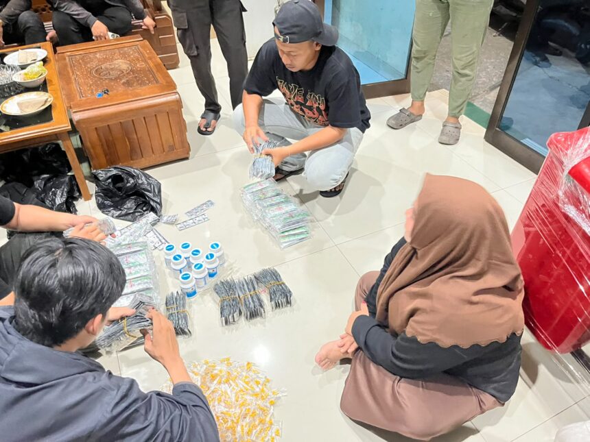 Subdit Gakkum Ditpolairud Polda Metro Jaya saat mengamankan pelaku pengedar obat keras beserta barang bukti sebanyak 23.284 butir obat keras ilegal di kios di kawasan Muara Baru, Penjaringan, Jakarta Utara, Minggu (7/6/2026). Foto: Ist