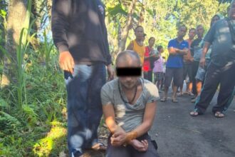 Warga Negara Rusia diamankan petugas gabungan di Dusun Kayang, Desa Kayubihi, Kecamatan Bangli, Kabupaten Bangli, Bali, Jumat (5/6/2026). Foto: Ist