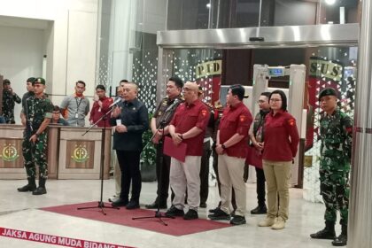 Direktur Penyidikan Jaksa Agung Muda Tindak Pidana Khusus (Jampidsus), Syarief Sulaeman Nahdi beserta jajarannya dalam jumpa pers di Kejagung, Jakarta Selatan. Foto: Yudha Krastawan/ipol.id