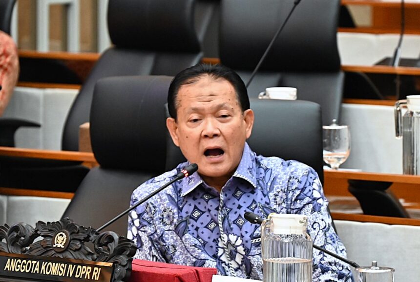 Anggota Komisi IV DPR RI Rokhmin Dahuri saat mengikuti rapat kerja Komisi IV DPR RI dengan Menteri K20260611175505