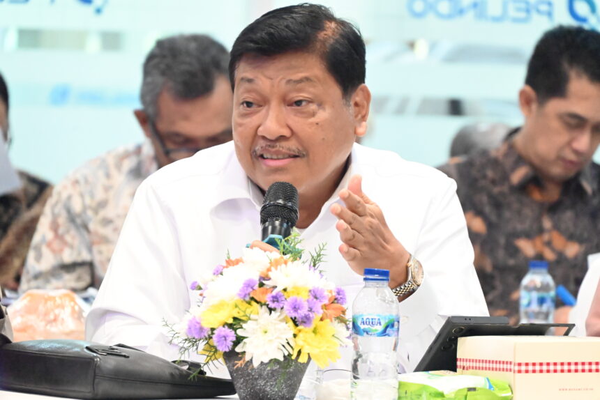 Anggota Komisi XI DPR RI Andreas Eddy Susetyo saat meninjau kondisi dan kelayakan Kapal KM Kelimut20260622063307