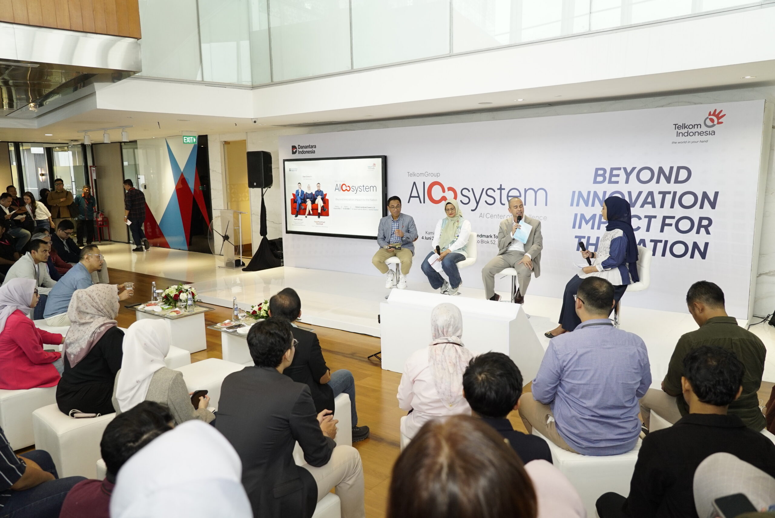 Sesi talkshow pada acara peluncuran AIcosystem bersama Utusan Khusus Presiden Bidang Pembinaan Generasi Muda dan Pekerja Seni (UKP Muda Seni) Raffi Ahmad (kedua dari kanan), Direktur Utama Telkom Dian Siswarini (kedua dari kiri), & Direktur IT Digital Telkom Faizal Rochmad Djoemadi (paling kiri), yang dihadiri oleh talenta digital muda TelkomGroup dan awak media. Foto: Telkom Indonesia 