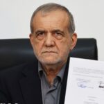 Presiden Iran Masoud Pezeshkian tandatangan dokumen kesepakatan damai dengan AS. Foto: IRNA