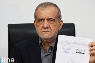 Presiden Iran Masoud Pezeshkian tandatangan dokumen kesepakatan damai dengan AS. Foto: IRNA