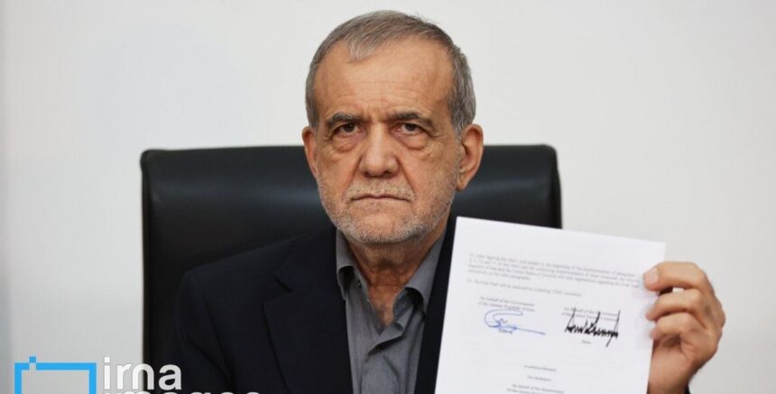 Presiden Iran Masoud Pezeshkian tandatangan dokumen kesepakatan damai dengan AS. Foto: IRNA