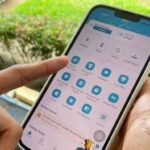 Ilustrasi pelanggan memanfaatkan aplikasi PLN Mobile untuk melakukan transaksi pembelian token listrik. Foto: PLN